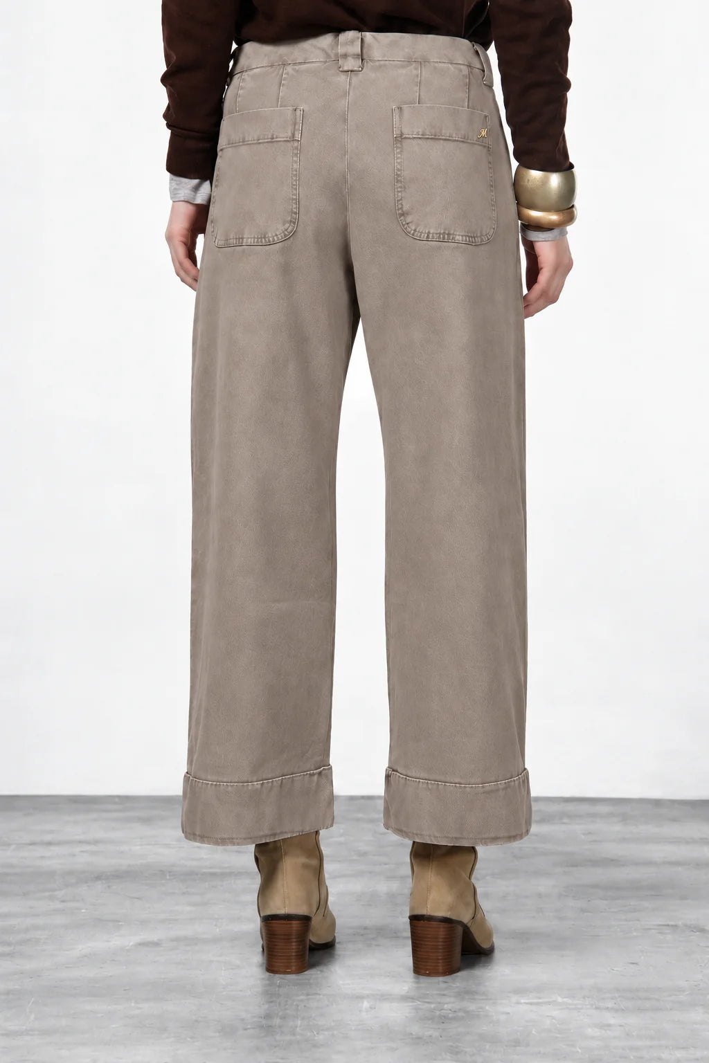 Beige New York Studio Crop